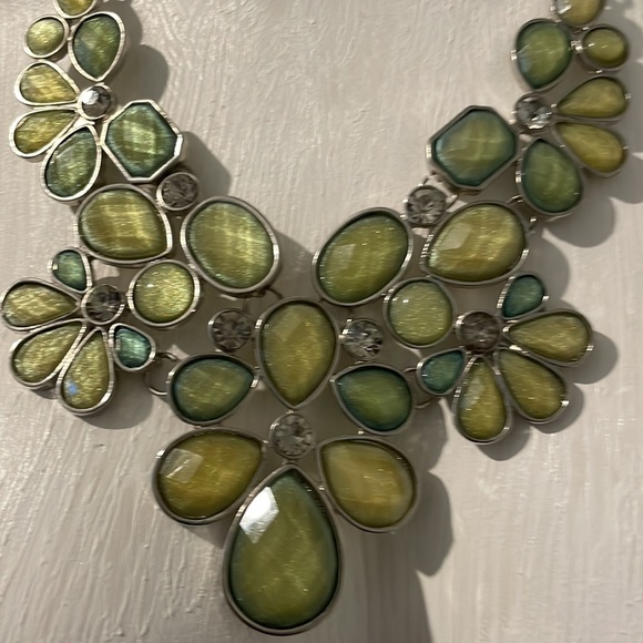 Statement necklace in light blue and green with rhinestones - Picture 2 of 5